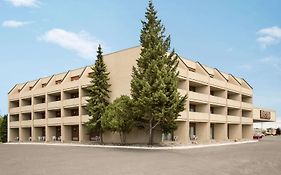Travelodge By Wyndham Kingston Lasalle Hotel
